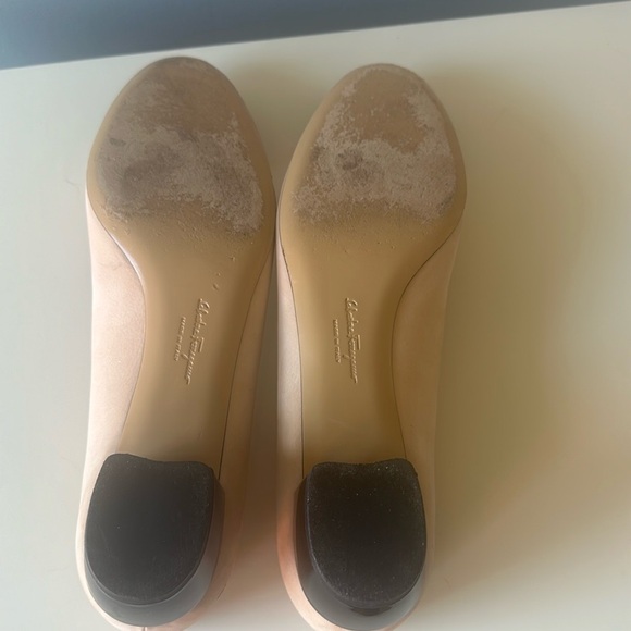 Salvatore Ferragamo Vara Suede Bow Accent Pumps - Picture 5 of 10